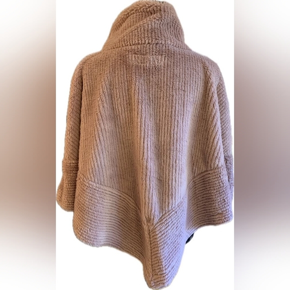 Marc New York Andrew Marc Super Soft Light Pink Faux Fur Poncho Size L / XL - Picture 5 of 8